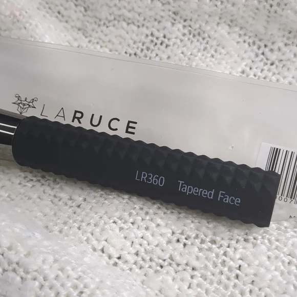 LARUCE Beauty TAPERED FACE Brush LR360, One Brush w/Sleeve Shield - Picture 4 of 10